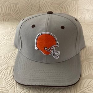 Cleveland Browns hat
In like new condition
Size 7 1/4
